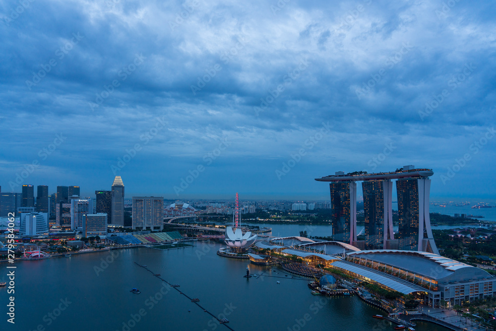Fototapeta premium Singapore cityscape on a cloudy day