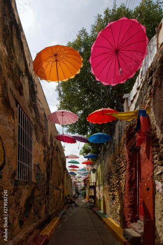 Fototapeta Naklejka Na Ścianę i Meble -  Udekorowane kolorowe ulice dzielnicy Getsemani (Cartagena, Kolumbia)