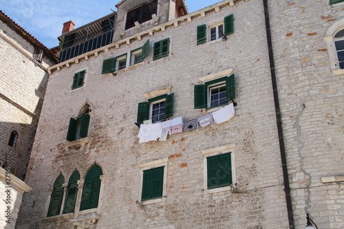 Fototapeta Naklejka Na Ścianę i Meble -  bunte Wäsche hängt am Fenster zum trocknen