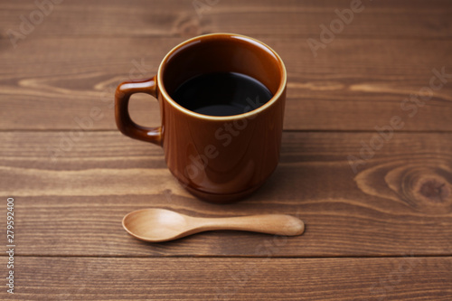 ホット コーヒー ブラック 木のテーブル