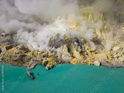 Canvas Print Ijen volcano,Java island,Indonesia : Sulfur miners curry up sulfur minerals