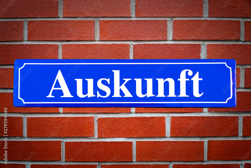 Auskunft Schild blau an Backsteinwand Auskunft Schild blau an Backsteinwand