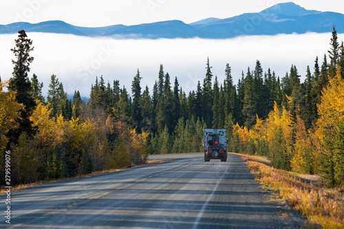 Auf dem Weg von Whitehorse nach Skagway - Traumland für Automobilisten und Camper - auf den oft einsamen Strassen des Yukon ist die Verkehrsdichte gering und das Landschaftserlebnis grandios