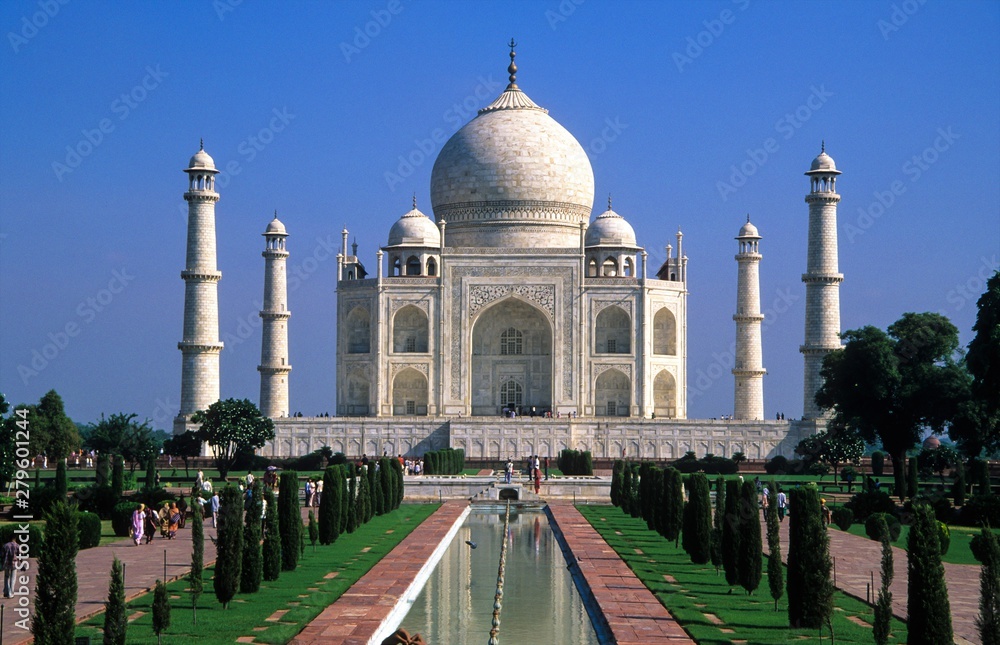 Naklejka premium Taj Mahal - Dasa große, weltberühmte, 1648 feriggestellte Mausoleum, bei Agra im Bundesstaat Uttar Pradesh wird von sehr vielen Indientouristen besuchtl