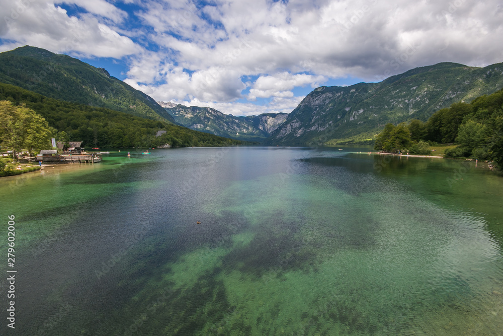 Veduta panoramica del lago di Bohinj in Slovenia