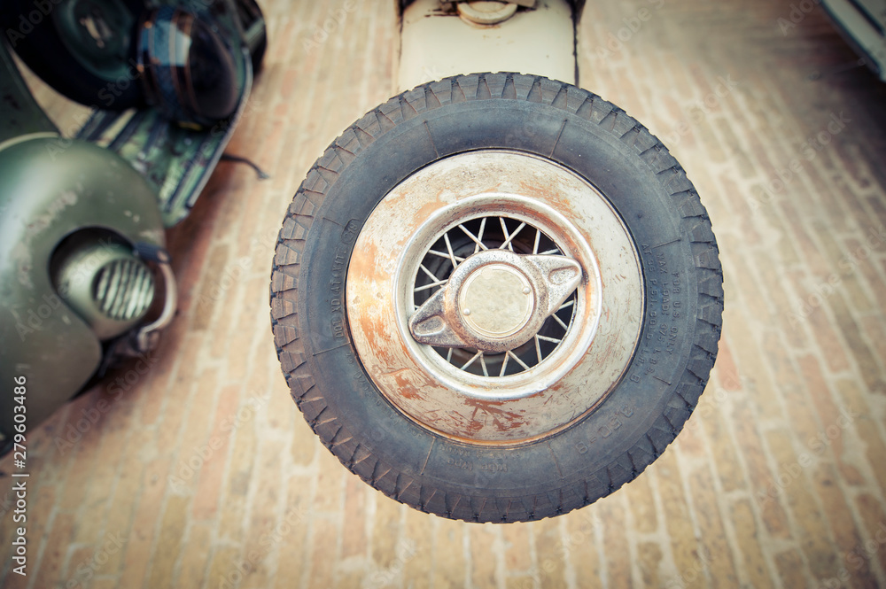Ruota di scorta di uno scooter d'epoca Ruota di scorta di uno scooter d'epoca