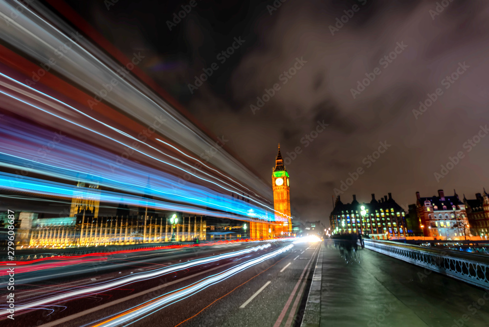 Fototapeta premium Night traffic on Westminster Bridge, long exposure