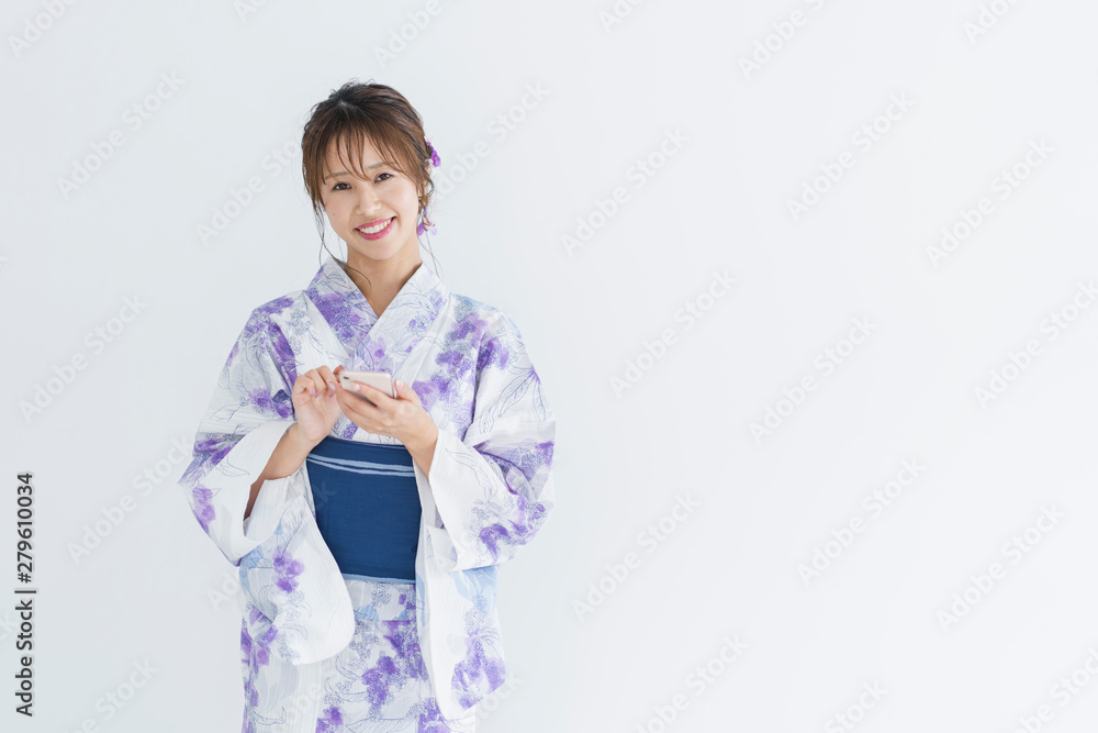 浴衣でスマートフォンを使う女性