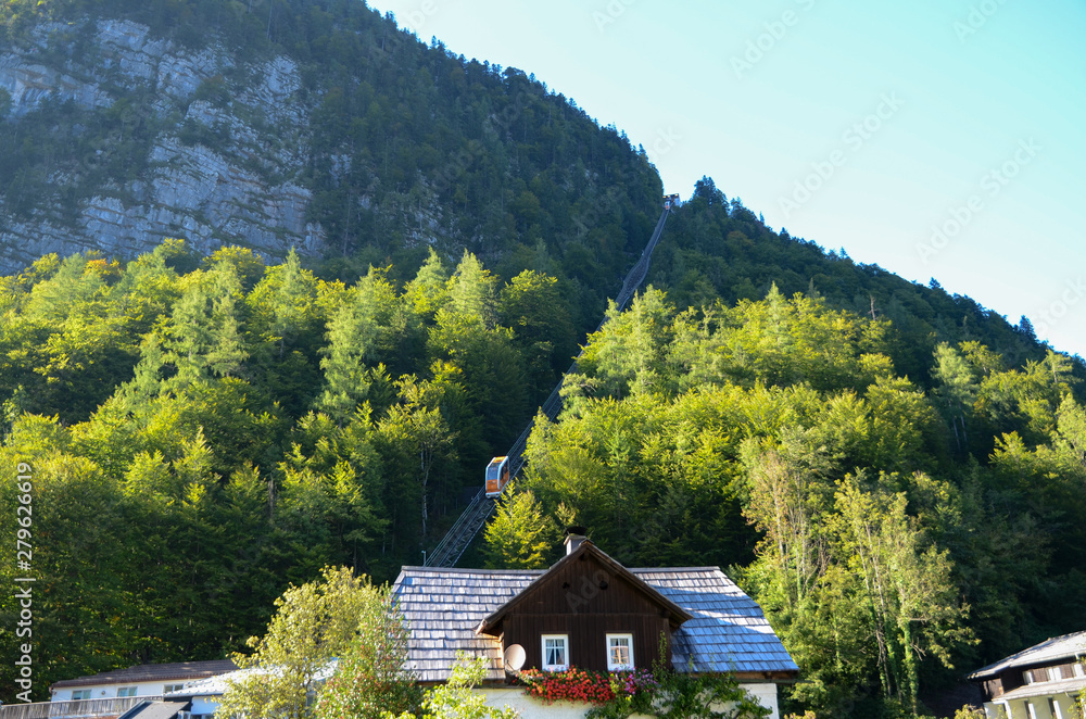 世界遺産　ハルシュタットの岩塩坑へのケーブルカー（オーストリア　オーバーエスターライヒ州　ザルツカンマーグート）