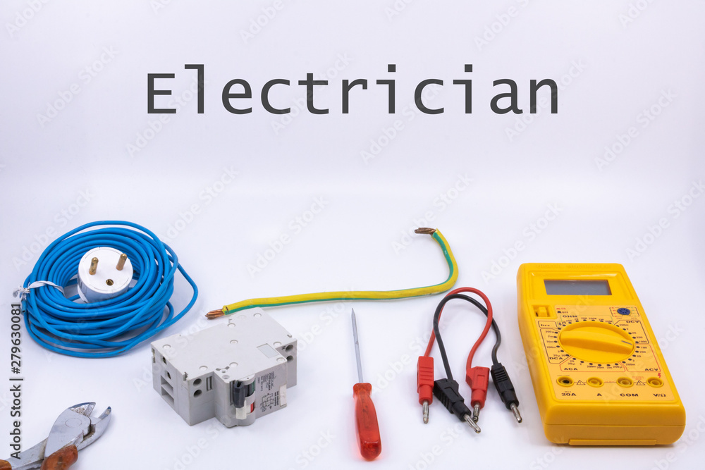 métier électricien (electrician est électricien écrit en anglais) ressource  graphique avec plan de maison et matériel d'électricité pour électricien  Stock Photo