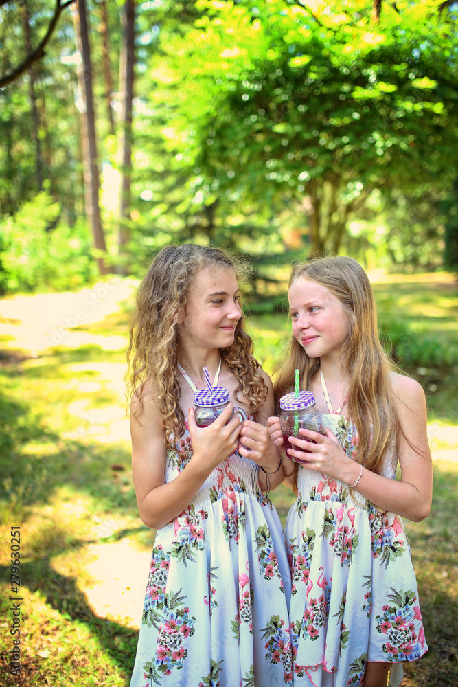 Obraz premium Young friends drink lemonade on a hot day