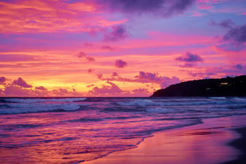Fotobehang Roze Zonsondergang aan de zeekust  © Loginova