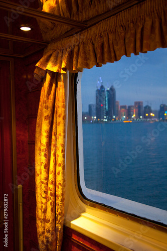 Crucero en el Emirato de Abu Dabhi, Emiratos Árabes Unidos, Golfo Pérsico photo