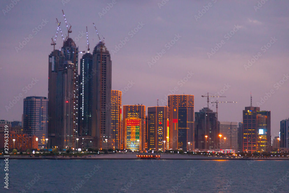 Fototapeta premium Crucero en el Emirato de Abu Dabhi, Emiratos Árabes Unidos, Golfo Pérsico