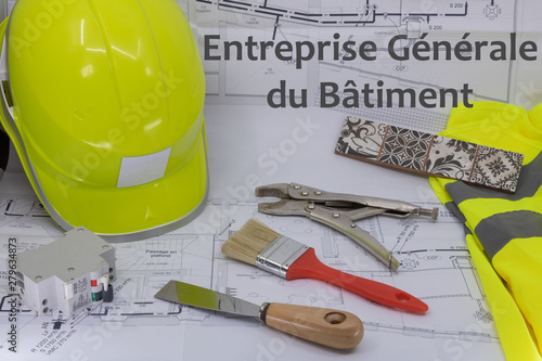 Entreprise générale du bâtiment (texte en français) Ressource graphique avec plan de maison équipement de sécurité et matériel de bricolage photo