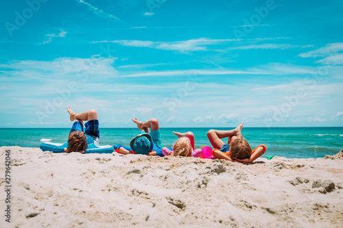 Obraz na płótnie father with son and daughters relax on beach w salonie