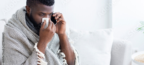 Valokuva Sick black man calling on phone. to doctor