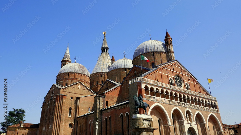 Schrägansicht der Basilika des Heiligen Antonius von Padua vor blauem Himmel