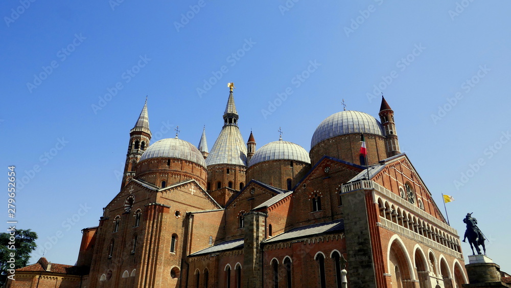 Seitenansicht der Basilika des Heiligen Antonius von Padua vor blauem Himmel