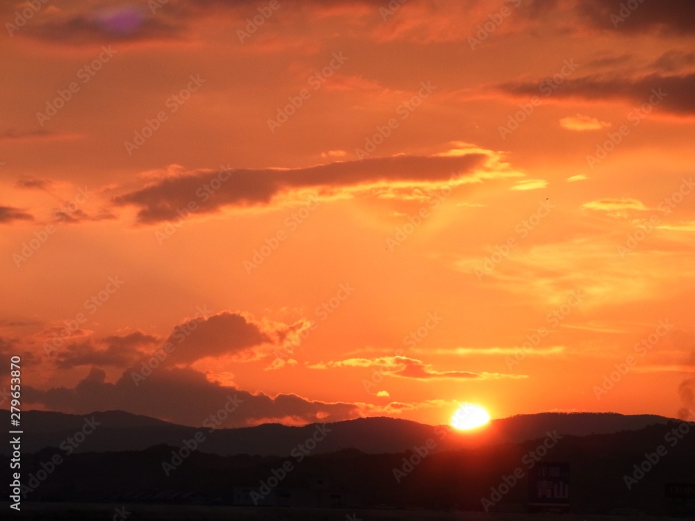 山に沈む夕日 山に沈む夕日