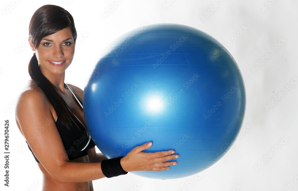 Jeune femme brune faisant du sport avec un swiss ball Jeune femme brune faisant du sport avec un swiss ball