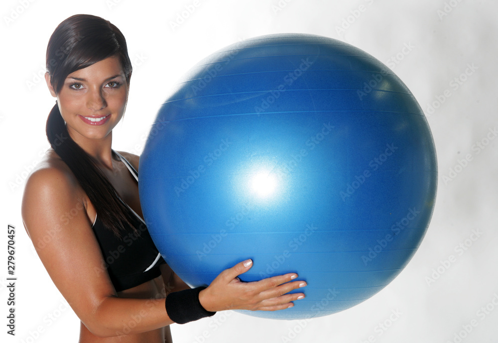Jeune femme brune faisant du sport avec un swiss ball Jeune femme brune faisant du sport avec un swiss ball