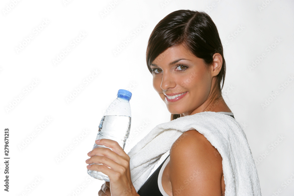 Jeune femme brune buvant en faisant du fitness Jeune femme brune buvant en faisant du fitness
