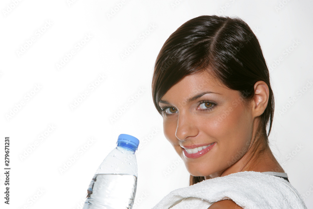 Jeune femme brune buvant en faisant du fitness Jeune femme brune buvant en faisant du fitness