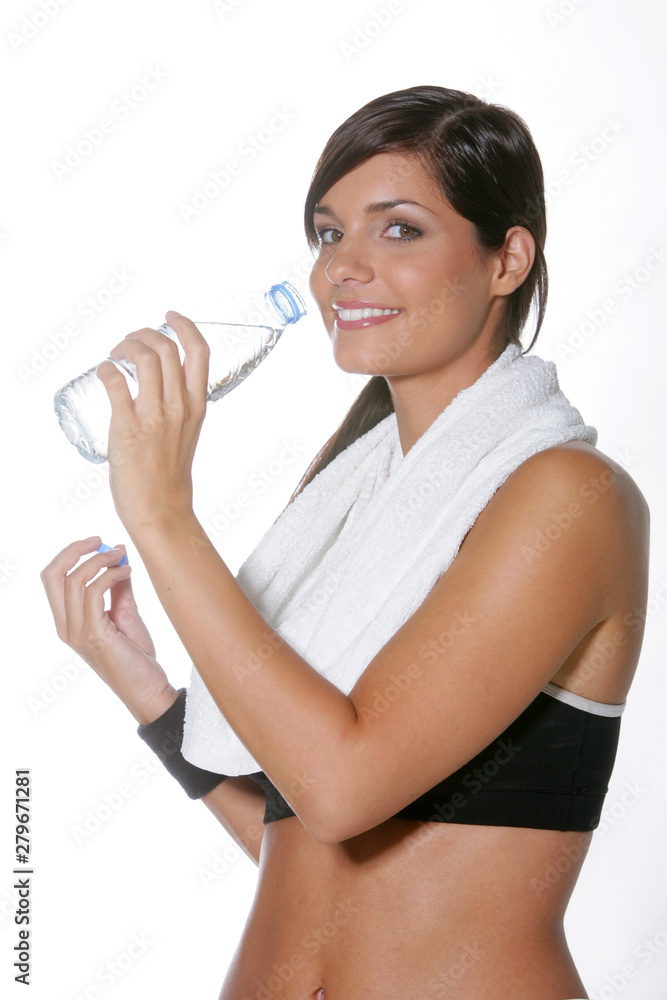 Jeune femme brune buvant en faisant du fitness Jeune femme brune buvant en faisant du fitness