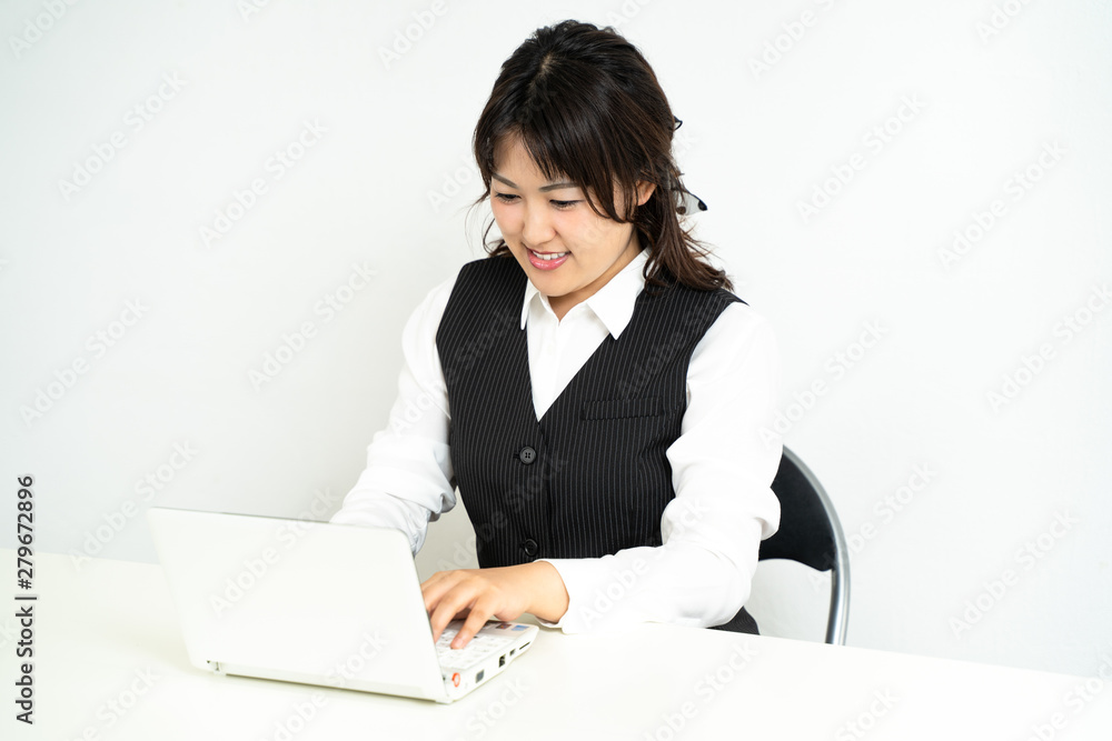 デスクワークをする女子社員 デスクワークをする女子社員