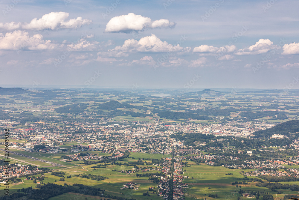 Blick auf Salzburg, Moosstrasse, Stadt, Wolken, Untersberg