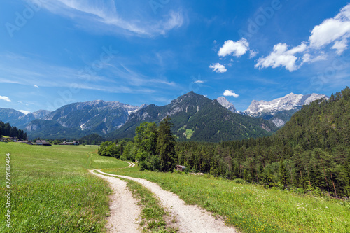 Landschaft bei Hinterstoder mit Ausblick auf die Spitzmauer und den großen Priel, Österreich