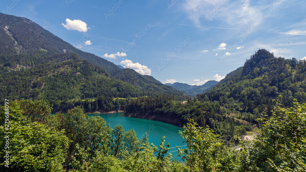 Obraz premium Blick auf einen teil des Stausee Klaus, Österreich