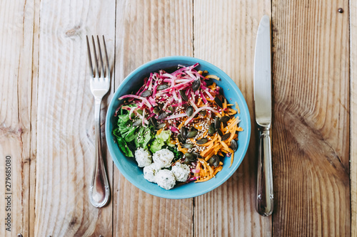 Bol de crudités carottes salade betterave et graines de courge
