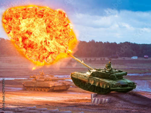 Russian tank T-80 makes a s...