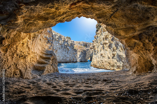 Die H  hle und Strand von Papafragas auf der Insel Milos  tief im vulkanischen Felsen mit t  rkisem Meer und Sonnenschein  Kykladen  Griechenland