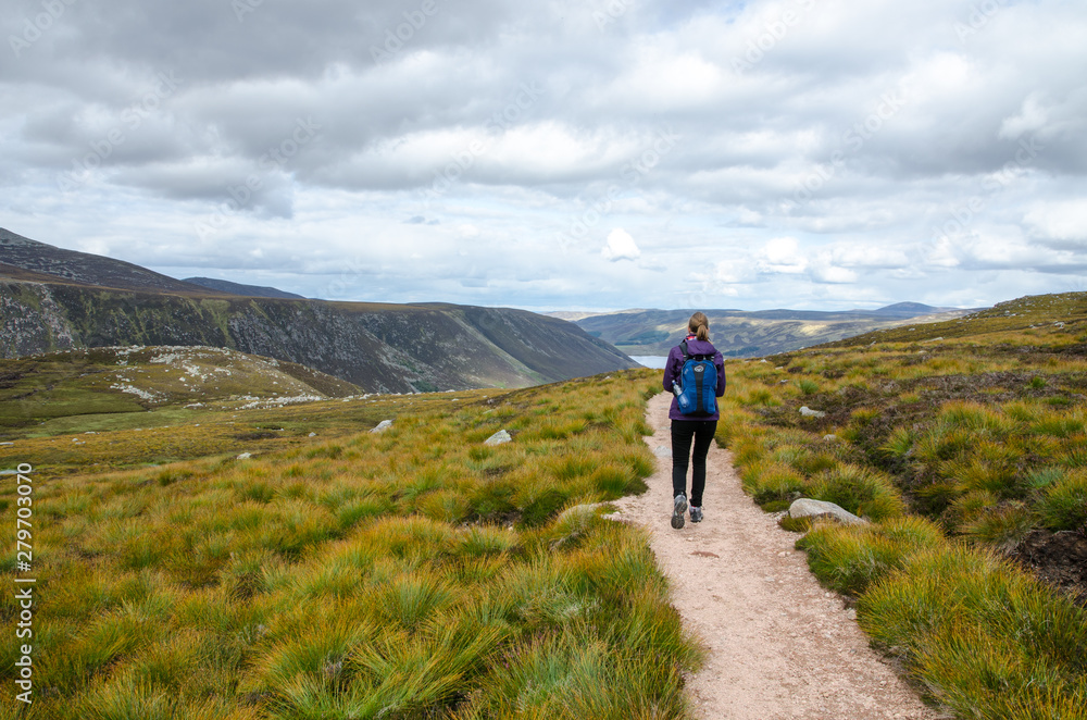 Wanderin vor dem Ausblick auf den Loch Muick, Cairngorms National Park