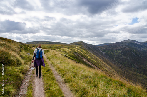 Wanderin am Loch Muick in den Highlands, Cairngorms National Park