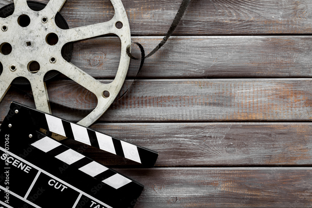 Φωτογραφία Watch film in cinema with video tape and clapperboard on wooden background top v