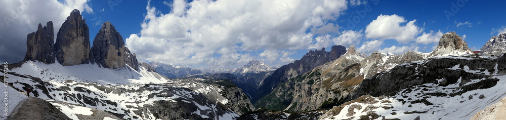 weites  Panorama von den 3 Zinnen bis zur 3-Zinnenhütte  in den Dolomiten