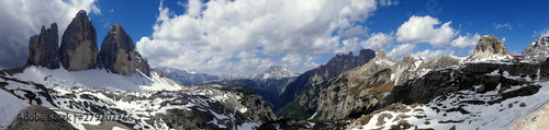 weites Panorama von den 3 Zinnen bis zur 3-Zinnenhütte in den Dolomiten