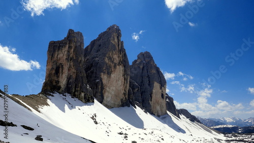 nahe Sicht auf 3 Zinnen bei Schnee und blauem Himmel in den Dolomiten