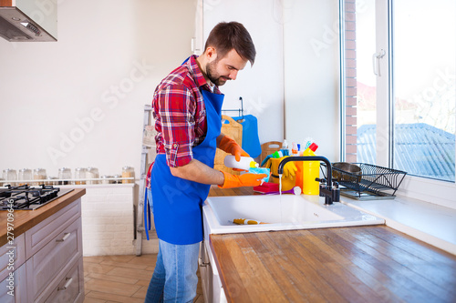Quadro su tela Man makes cleaning the kitchen