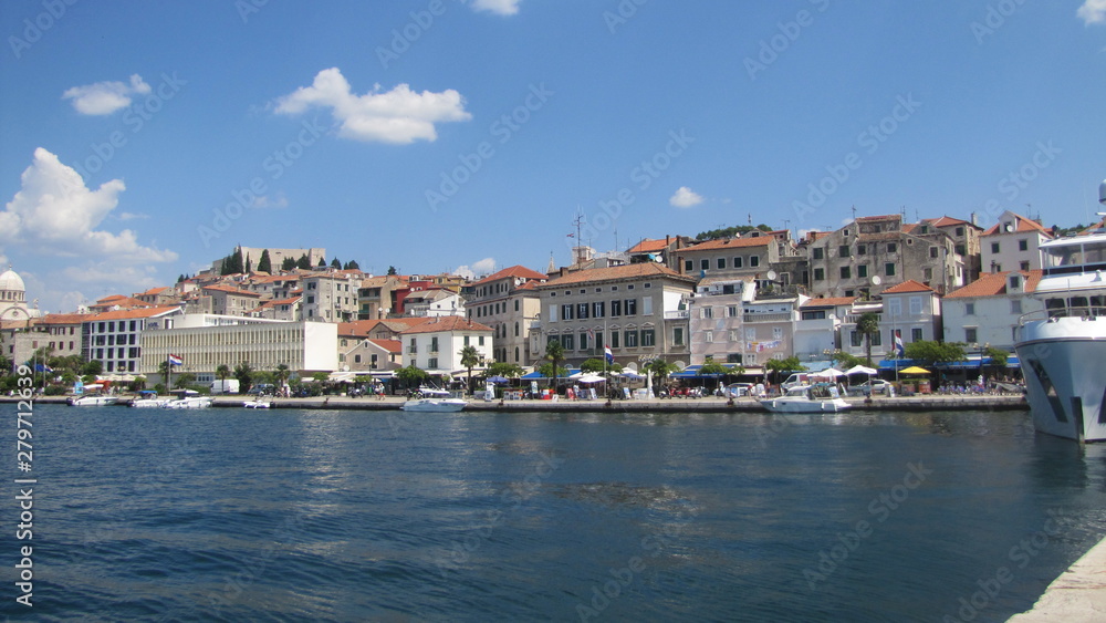 Chorwacja, Szybenik - malowniczy widok na nabrzeże portowe.