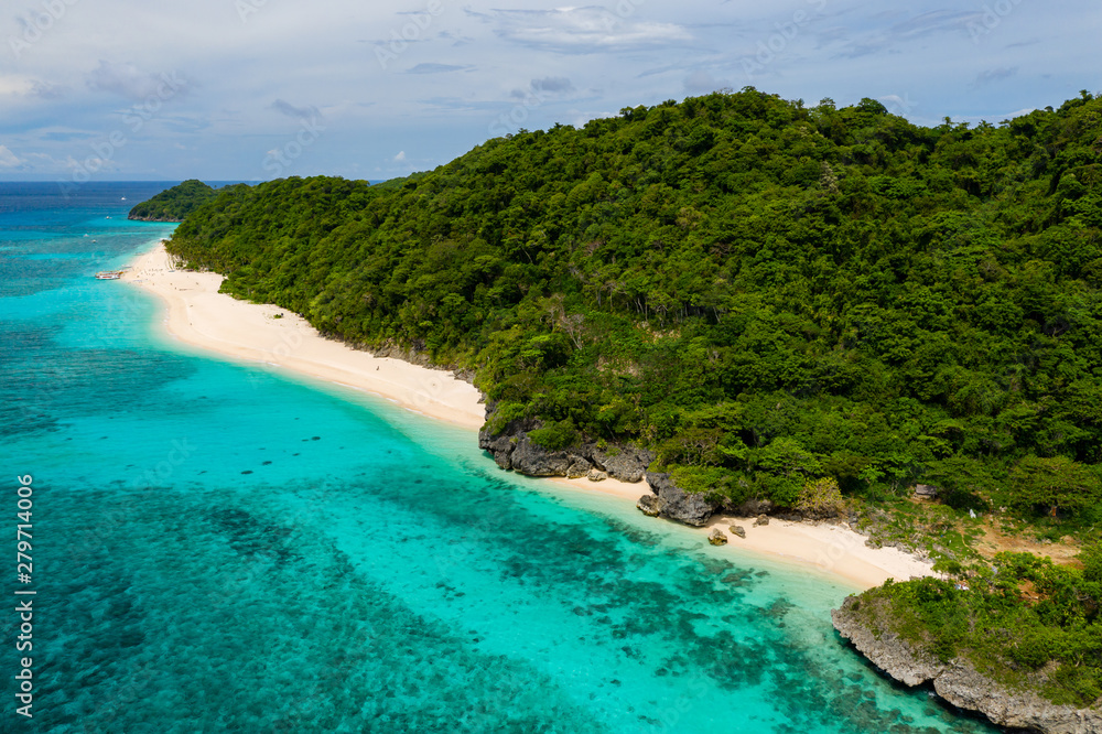 Fototapeta premium Aerial view of a beautiful sandy beach surrounded by tropical foliage (Pukka Shell Beach, Boracay, Philippines)