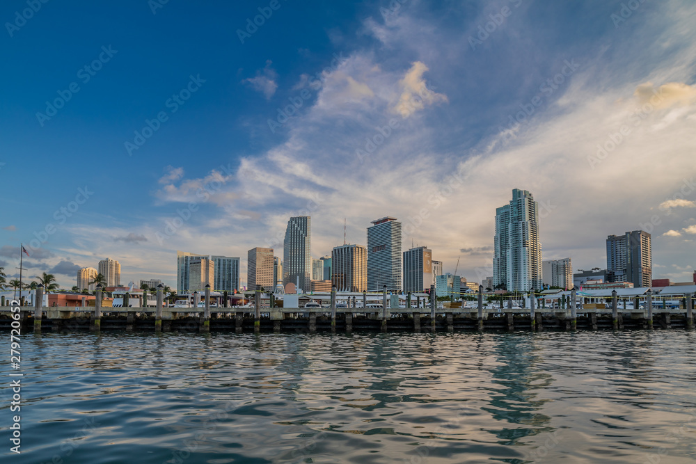 muelle y edificio