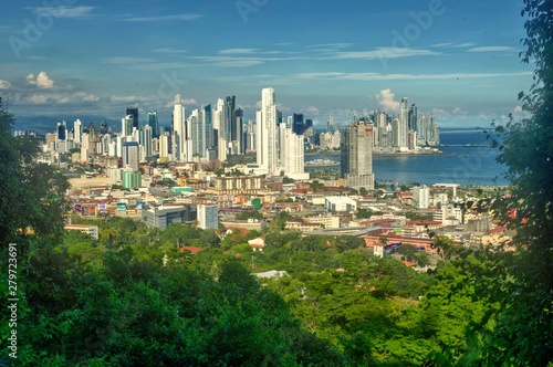 Rascacielos de la ciudad de Panamá vistos desde el cerro Ancón. Vista de la ciudad de Panamá desde el cerro Ancón. Agua y rascacielos en el horizonte. Hermoso cielo azul despejado