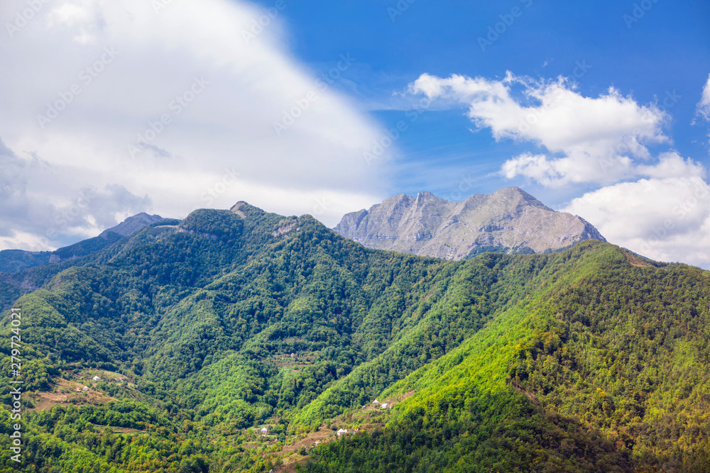 Obraz premium beautiful green mountains and blue sky 
