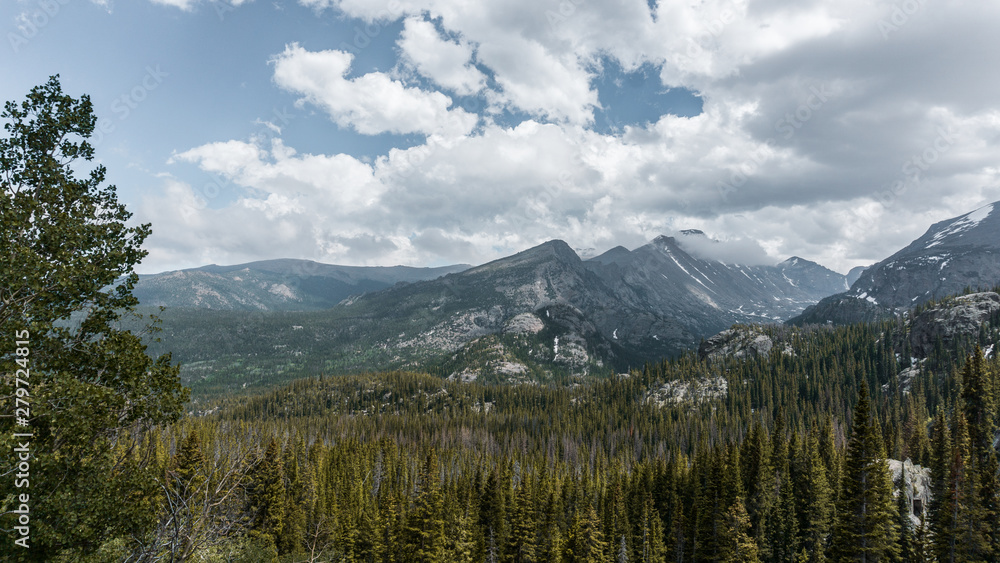 Obraz premium view of mountains and lake