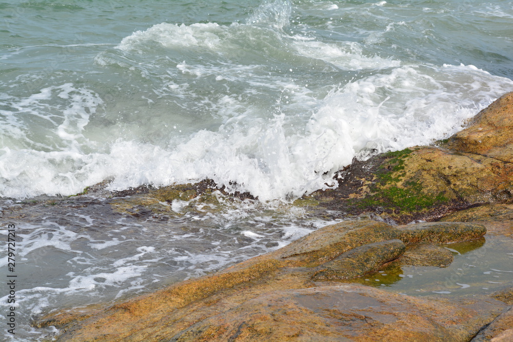 Fototapeta premium waves crashing on rocks